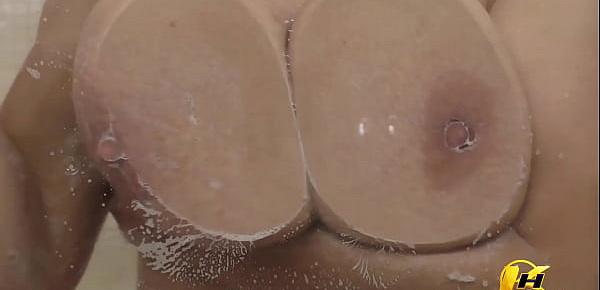  Pressed my breasts against the glass and then masturbate with a stream of water